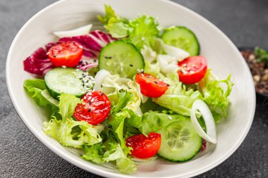 Salata sebze domates, salatalık, marul, yeşil yaprak marul, soğan iştah açıcı sebze, taze gurme yemek arka plan kırsal yemek fotokopi alanı keto ve paleo diyeti vejetaryen yemeği.