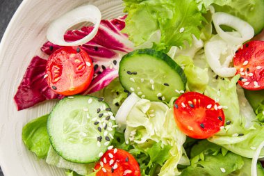 Salata sebze domates, salatalık, marul, yeşil yaprak marul, soğan iştah açıcı sebze, taze gurme yemek arka plan kırsal yemek fotokopi alanı keto ve paleo diyeti vejetaryen yemeği.