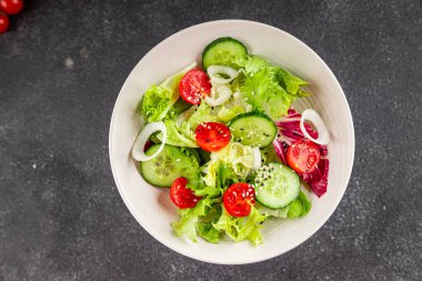 Salata sebze domates, salatalık, marul, yeşil yaprak marul, soğan iştah açıcı sebze, taze gurme yemek arka plan kırsal yemek fotokopi alanı keto ve paleo diyeti vejetaryen yemeği.