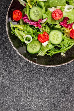 Salata sebze domates, salatalık, marul, yeşil yaprak marul, soğan iştah açıcı sebze, taze gurme yemek arka plan kırsal yemek fotokopi alanı keto ve paleo diyeti vejetaryen yemeği.