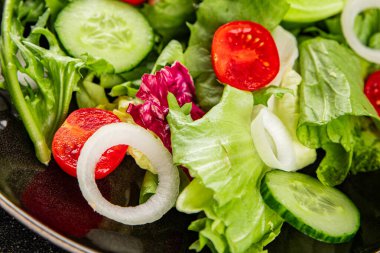 Salata sebze domates, salatalık, marul, yeşil yaprak marul, soğan iştah açıcı sebze, taze gurme yemek arka plan kırsal yemek fotokopi alanı keto ve paleo diyeti vejetaryen yemeği.
