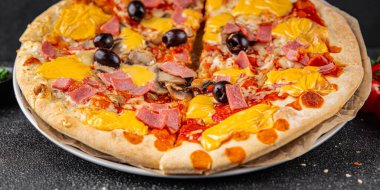 Pizza mantarı, jambon, zeytin, peynir aperatifi taze leziz gurme yemek arkaplanı masa kırsal yiyeceklerin üst görünümü fotokopi alanı