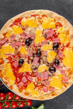 Pizza mantarı, jambon, zeytin, peynir aperatifi taze leziz gurme yemek arkaplanı masa kırsal yiyeceklerin üst görünümü fotokopi alanı