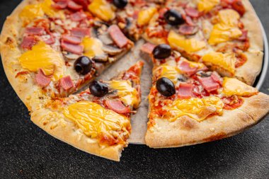 Pizza mantarı, jambon, zeytin, peynir aperatifi taze leziz gurme yemek arkaplanı masa kırsal yiyeceklerin üst görünümü fotokopi alanı