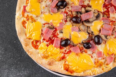 Pizza mantarı, jambon, zeytin, peynir aperatifi taze leziz gurme yemek arkaplanı masa kırsal yiyeceklerin üst görünümü fotokopi alanı
