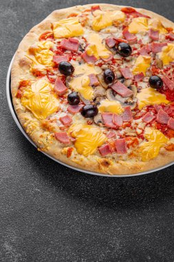 Pizza mantarı, jambon, zeytin, peynir aperatifi taze leziz gurme yemek arkaplanı masa kırsal yiyeceklerin üst görünümü fotokopi alanı