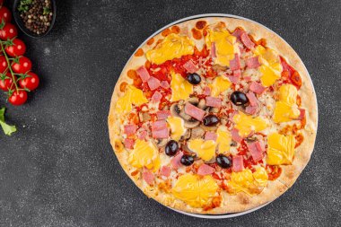 Pizza mantarı, jambon, zeytin, peynir aperatifi taze leziz gurme yemek arkaplanı masa kırsal yiyeceklerin üst görünümü fotokopi alanı