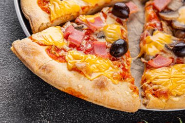 Pizza mantarı, jambon, zeytin, peynir aperatifi taze leziz gurme yemek arkaplanı masa kırsal yiyeceklerin üst görünümü fotokopi alanı