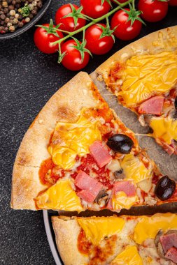 Pizza mantarı, jambon, zeytin, peynir aperatifi taze leziz gurme yemek arkaplanı masa kırsal yiyeceklerin üst görünümü fotokopi alanı