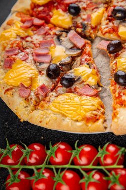 Pizza mantarı, jambon, zeytin, peynir aperatifi taze leziz gurme yemek arkaplanı masa kırsal yiyeceklerin üst görünümü fotokopi alanı