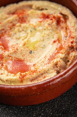 Humus nohutu sosu baharatlar iştah açıcı sebzeler taze lezzetli gurme vejetaryen ve vejetaryen yemek arka planı masa sade yemekler üst görünüm fotokopi alanı keto ve paleo diyeti