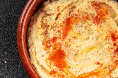 Humus nohutu sosu baharatlar iştah açıcı sebzeler taze lezzetli gurme vejetaryen ve vejetaryen yemek arka planı masa sade yemekler üst görünüm fotokopi alanı keto ve paleo diyeti