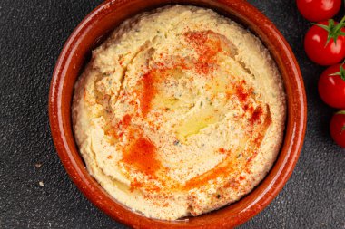Humus nohutu sosu baharatlar iştah açıcı sebzeler taze lezzetli gurme vejetaryen ve vejetaryen yemek arka planı masa sade yemekler üst görünüm fotokopi alanı keto ve paleo diyeti