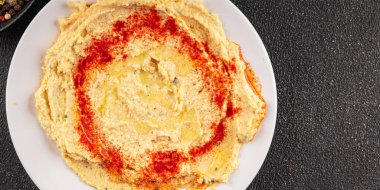 Humus nohutu sosu baharatlar iştah açıcı sebzeler taze lezzetli gurme vejetaryen ve vejetaryen yemek arka planı masa sade yemekler üst görünüm fotokopi alanı keto ve paleo diyeti