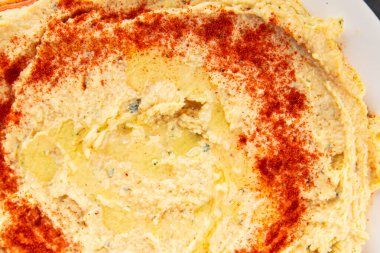 Humus nohutu sosu baharatlar iştah açıcı sebzeler taze lezzetli gurme vejetaryen ve vejetaryen yemek arka planı masa sade yemekler üst görünüm fotokopi alanı keto ve paleo diyeti