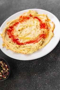 Humus nohutu sosu baharatlar iştah açıcı sebzeler taze lezzetli gurme vejetaryen ve vejetaryen yemek arka planı masa sade yemekler üst görünüm fotokopi alanı keto ve paleo diyeti