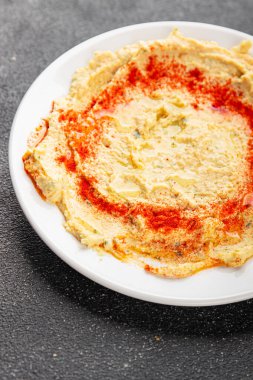 Humus nohutu sosu baharatlar iştah açıcı sebzeler taze lezzetli gurme vejetaryen ve vejetaryen yemek arka planı masa sade yemekler üst görünüm fotokopi alanı keto ve paleo diyeti