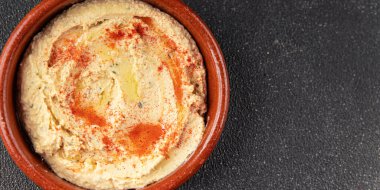 Humus nohutu sosu baharatlar iştah açıcı sebzeler taze lezzetli gurme vejetaryen ve vejetaryen yemek arka planı masa sade yemekler üst görünüm fotokopi alanı keto ve paleo diyeti