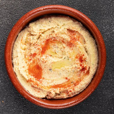 Humus nohutu sosu baharatlar iştah açıcı sebzeler taze lezzetli gurme vejetaryen ve vejetaryen yemek arka planı masa sade yemekler üst görünüm fotokopi alanı keto ve paleo diyeti