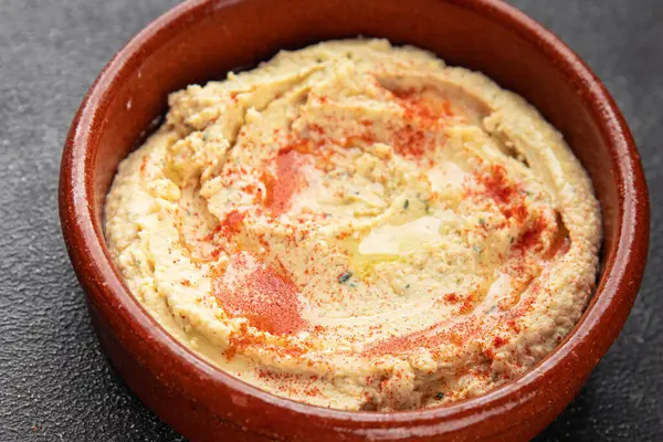 Humus nohutu sosu baharatlar iştah açıcı sebzeler taze lezzetli gurme vejetaryen ve vejetaryen yemek arka planı masa sade yemekler üst görünüm fotokopi alanı keto ve paleo diyeti