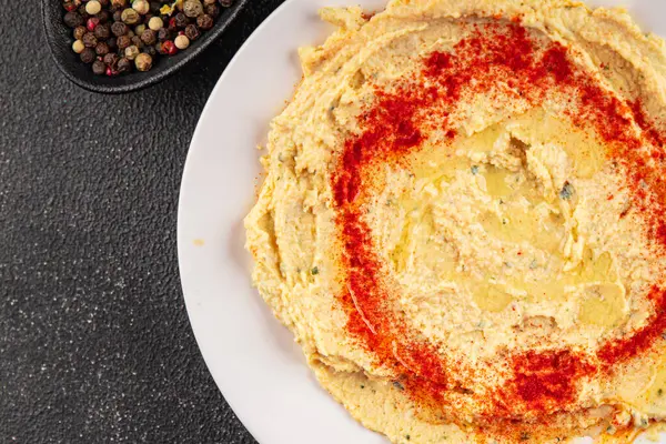 Humus nohutu sosu baharatlar iştah açıcı sebzeler taze lezzetli gurme vejetaryen ve vejetaryen yemek arka planı masa sade yemekler üst görünüm fotokopi alanı keto ve paleo diyeti