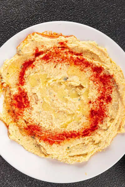 Humus nohutu sosu baharatlar iştah açıcı sebzeler taze lezzetli gurme vejetaryen ve vejetaryen yemek arka planı masa sade yemekler üst görünüm fotokopi alanı keto ve paleo diyeti