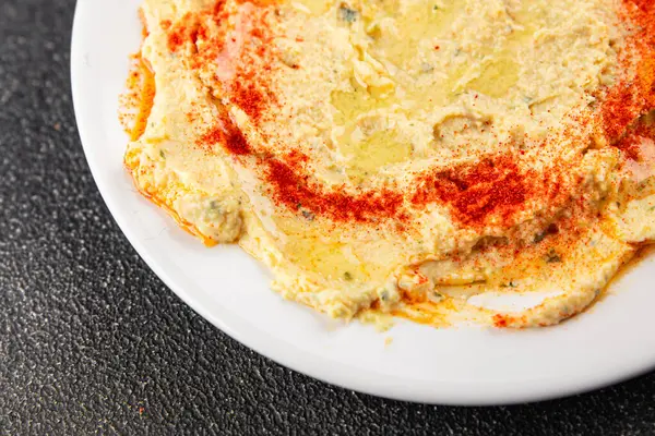 Humus nohutu sosu baharatlar iştah açıcı sebzeler taze lezzetli gurme vejetaryen ve vejetaryen yemek arka planı masa sade yemekler üst görünüm fotokopi alanı keto ve paleo diyeti