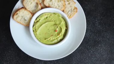 Guacamole soslu avokado sosu sebzeler organik taze lezzetli gurme yemek arkaplanı masa kırsal yiyeceklerin üst görüntüsü fotokopi alanı. 