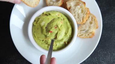 Guacamole soslu avokado sosu sebzeler organik taze lezzetli gurme yemek arkaplanı masa kırsal yiyeceklerin üst görüntüsü fotokopi alanı. 