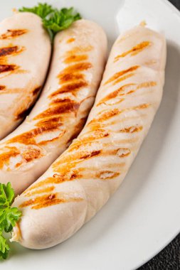 Beyaz sosis ızgara domuz sucuğu domuz eti Bratwurst doğal sebze sebzeler organik ürün taze gurme yemek arka planı masa rustik gıda üst görünümü fotokopi alanı