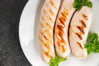 Beyaz sosis ızgara domuz sucuğu domuz eti Bratwurst doğal sebze sebzeler organik ürün taze gurme yemek arka planı masa rustik gıda üst görünümü fotokopi alanı