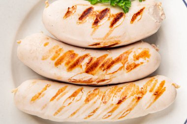 Beyaz sosis ızgara domuz sucuğu domuz eti Bratwurst doğal sebze sebzeler organik ürün taze gurme yemek arka planı masa rustik gıda üst görünümü fotokopi alanı