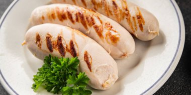 Beyaz sosis ızgara domuz sucuğu domuz eti Bratwurst doğal sebze sebzeler organik ürün taze gurme yemek arka planı masa rustik gıda üst görünümü fotokopi alanı