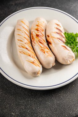 Beyaz sosis ızgara domuz sucuğu domuz eti Bratwurst doğal sebze sebzeler organik ürün taze gurme yemek arka planı masa rustik gıda üst görünümü fotokopi alanı