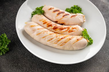 Beyaz sosis ızgara domuz sucuğu domuz eti Bratwurst doğal sebze sebzeler organik ürün taze gurme yemek arka planı masa rustik gıda üst görünümü fotokopi alanı