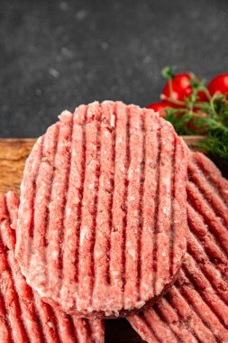 Et pirzolası çiğ domuz eti et yemeği organik lezzetli gurme yemek arka planı masa rustik gıda üst görünüm fotokopi alanı