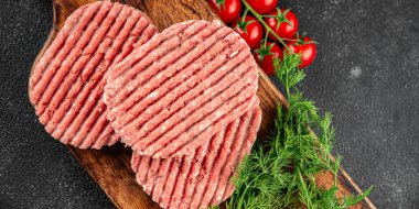 Et pirzolası çiğ domuz eti et yemeği organik lezzetli gurme yemek arka planı masa rustik gıda üst görünüm fotokopi alanı