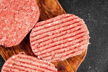 Et pirzolası çiğ domuz eti et yemeği organik lezzetli gurme yemek arka planı masa rustik gıda üst görünüm fotokopi alanı