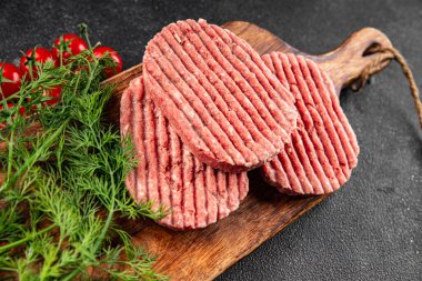 Et pirzolası çiğ domuz eti et yemeği organik lezzetli gurme yemek arka planı masa rustik gıda üst görünüm fotokopi alanı