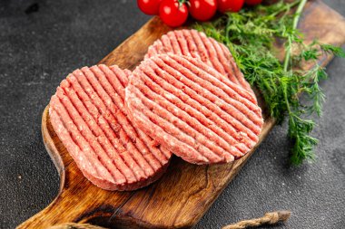 Et pirzolası çiğ domuz eti et yemeği organik lezzetli gurme yemek arka planı masa rustik gıda üst görünüm fotokopi alanı