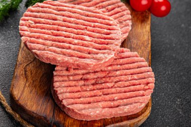 Et pirzolası çiğ domuz eti et yemeği organik lezzetli gurme yemek arka planı masa rustik gıda üst görünüm fotokopi alanı