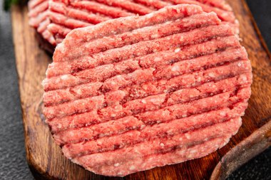 Et pirzolası çiğ domuz eti et yemeği organik lezzetli gurme yemek arka planı masa rustik gıda üst görünüm fotokopi alanı