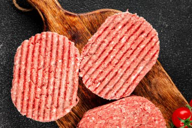 Et pirzolası çiğ domuz eti et yemeği organik lezzetli gurme yemek arka planı masa rustik gıda üst görünüm fotokopi alanı