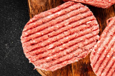 Et pirzolası çiğ domuz eti et yemeği organik lezzetli gurme yemek arka planı masa rustik gıda üst görünüm fotokopi alanı