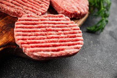 Et pirzolası çiğ domuz eti et yemeği organik lezzetli gurme yemek arka planı masa rustik gıda üst görünüm fotokopi alanı