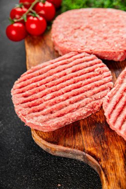 Et pirzolası çiğ domuz eti et yemeği organik lezzetli gurme yemek arka planı masa rustik gıda üst görünüm fotokopi alanı