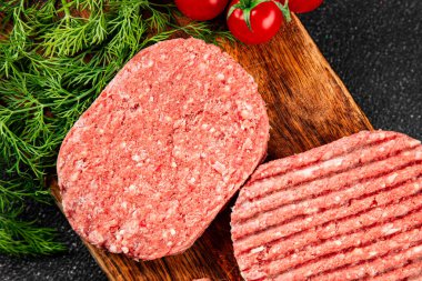 Et pirzolası çiğ domuz eti et yemeği organik lezzetli gurme yemek arka planı masa rustik gıda üst görünüm fotokopi alanı