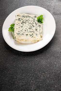 Rokfor peynirli gorgonzola peynirli peynir küflü doğal yiyecek organik ürün taze lezzetli gurme yemek arka planı masa rustik gıda üst görünümü fotokopi alanı üzerinde