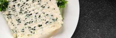 Rokfor peynirli gorgonzola peynirli peynir küflü doğal yiyecek organik ürün taze lezzetli gurme yemek arka planı masa rustik gıda üst görünümü fotokopi alanı üzerinde