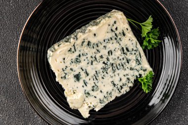 Rokfor peynirli gorgonzola peynirli peynir küflü doğal yiyecek organik ürün taze lezzetli gurme yemek arka planı masa rustik gıda üst görünümü fotokopi alanı üzerinde